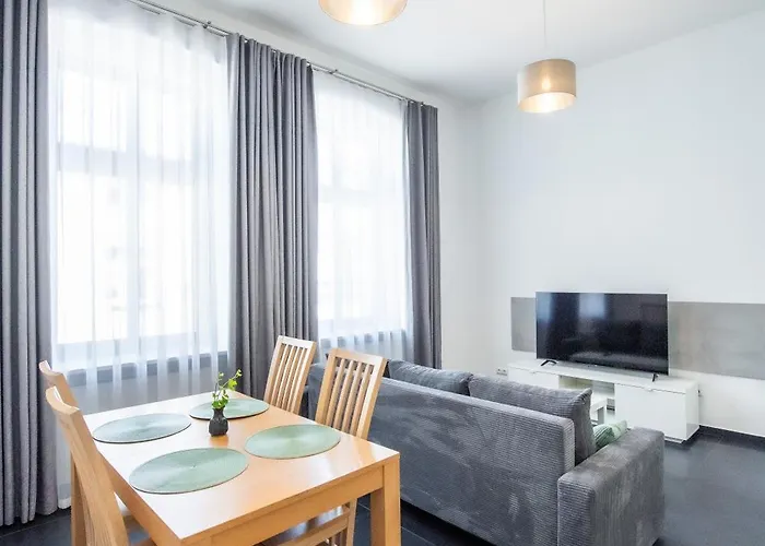 Górnych Wałów 21 *